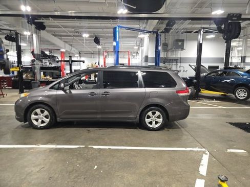 Used 2013 Toyota Sienna LE w/ Towing Pkg FWD image 8