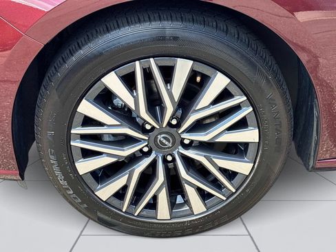 Used 2025 Nissan Altima 2.5 SV FWD image 9