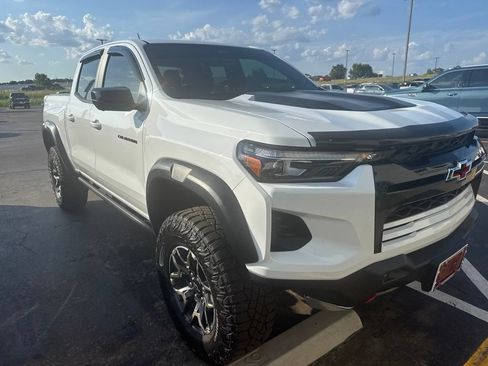 Used 2024 Chevrolet Colorado ZR2 w/ Technology Package AWD/4WD image 3