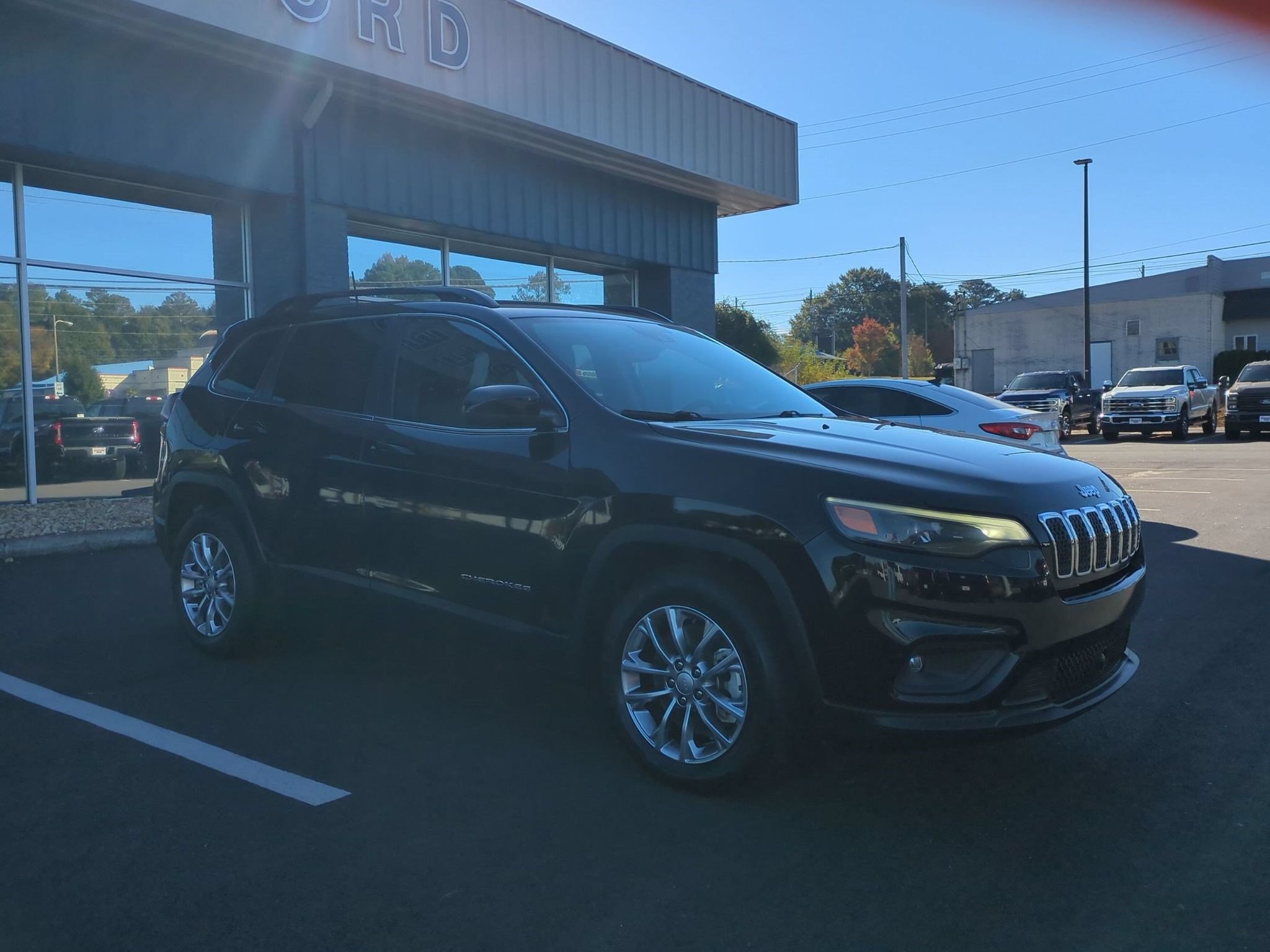 Used 2022 Jeep Cherokee Latitude Lux FWD image 3