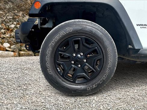 Used 2013 Jeep Wrangler Unlimited Sahara image 9