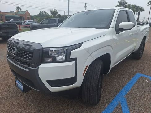 Used 2025 Nissan Frontier SV RWD image 3