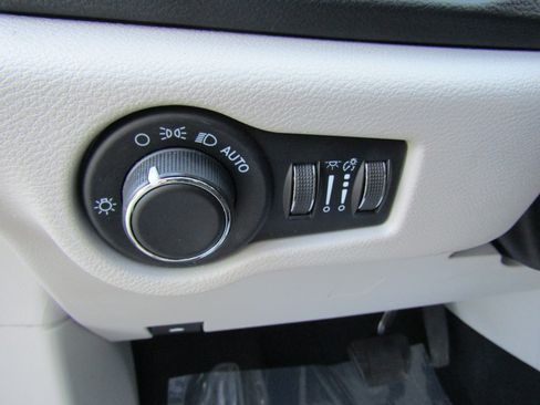 Used 2023 Chrysler Voyager LX FWD image 22