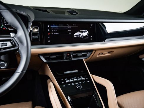 Certified 2025 Porsche Cayenne AWD/4WD image 19