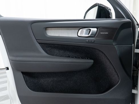 Used 2023 Volvo XC40 B5 Ultimate w/ Climate Package image 11