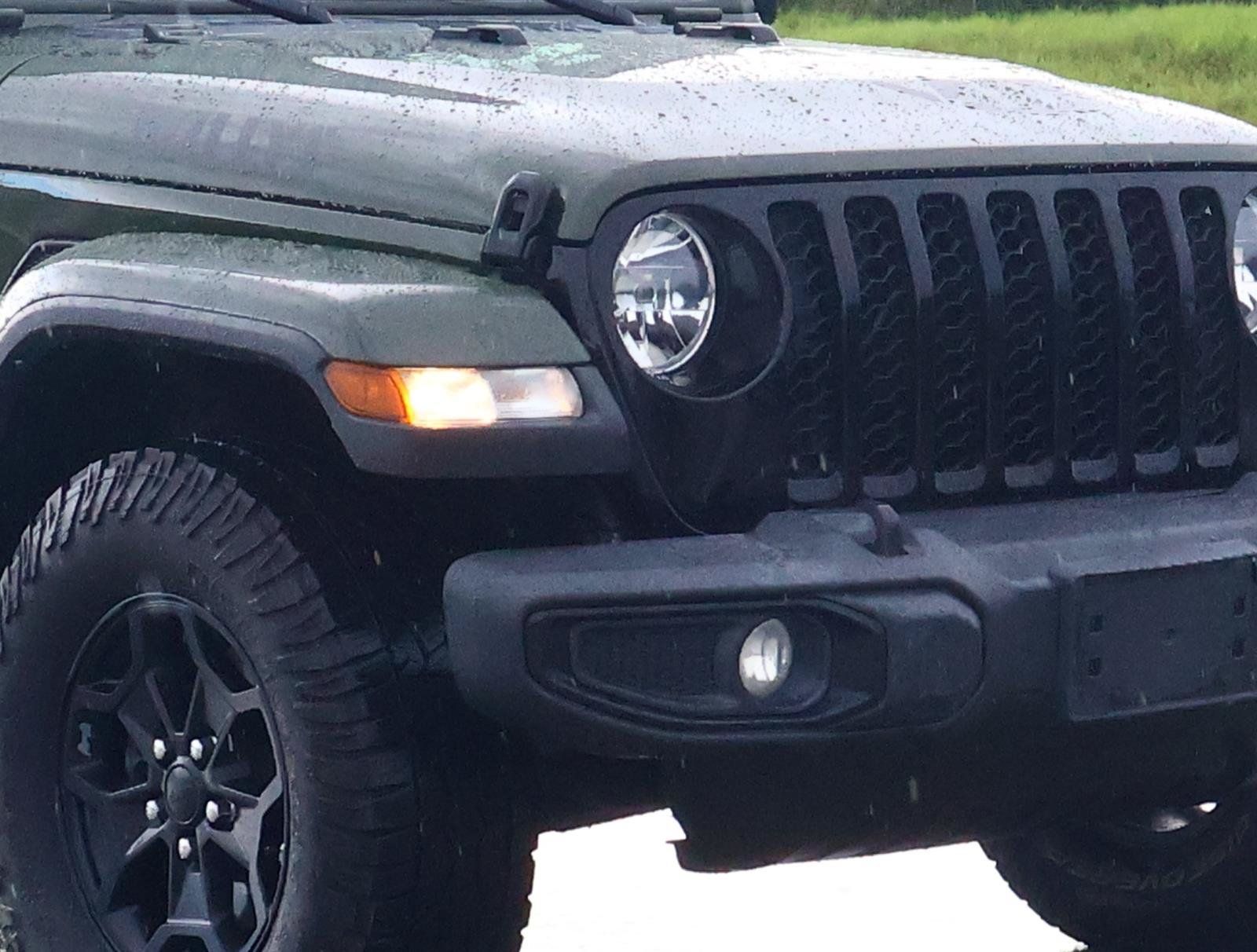 Used 2023 Jeep Gladiator Sport AWD/4WD image 7