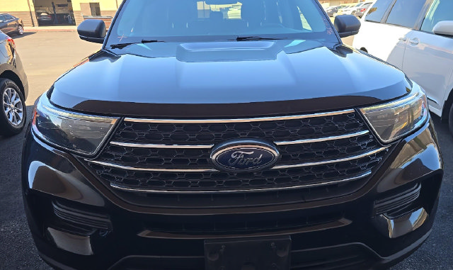 Used 2023 Ford Explorer XLT AWD/4WD image 2