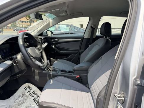 Used 2025 Volkswagen Jetta SE FWD image 18
