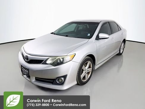 Used 2012 Toyota Camry SE image 3