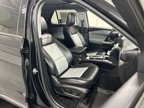 Used 2022 Ford Explorer XLT w/ Equipment Group 202A AWD/4WD image 25