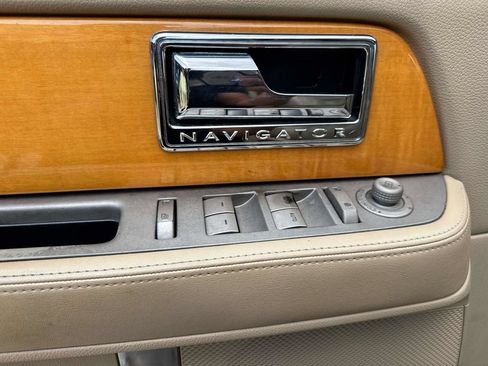 Used 2010 Lincoln Navigator 2WD image 21