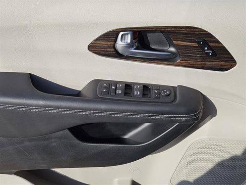 Used 2024 Chrysler Pacifica Limited image 17