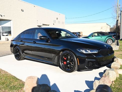 Used 2022 BMW M550i xDrive w/ Premium Package image 3