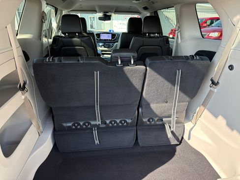 Used 2024 Chrysler Pacifica Touring-L FWD image 30