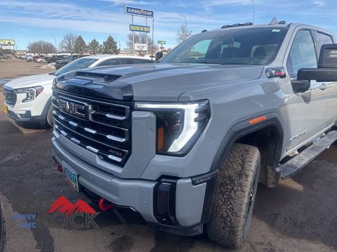 Used 2024 GMC Sierra 2500 AT4 AWD/4WD image 4