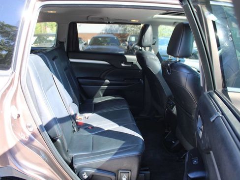 Used 2017 Toyota Highlander XLE FWD image 35
