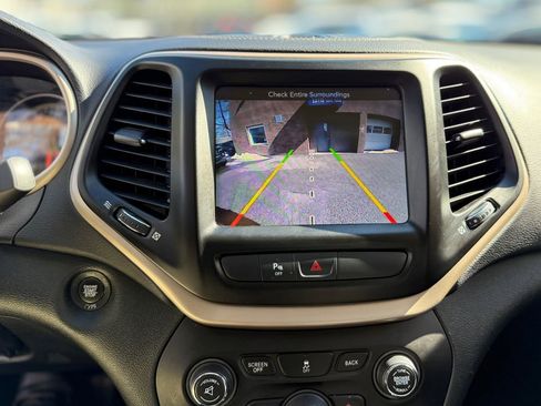 Used 2018 Jeep Cherokee Limited image 29