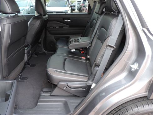 Used 2024 Nissan Pathfinder SL FWD image 19