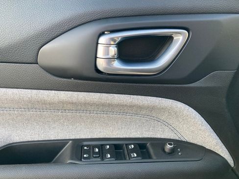 Used 2025 Jeep Compass Latitude image 13