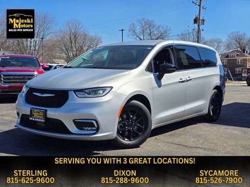 Used 2024 Chrysler Pacifica Touring-L image 3