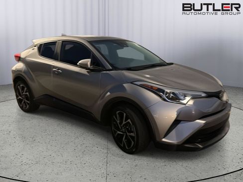 Used 2019 Toyota C-HR XLE FWD image 5