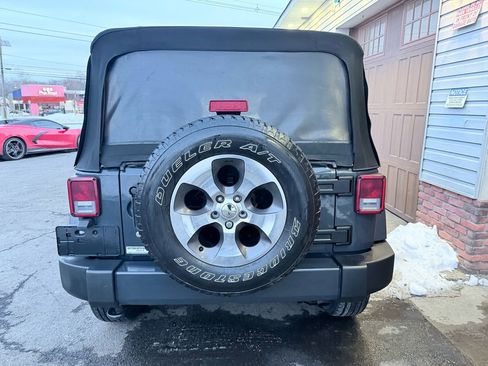 Used 2017 Jeep Wrangler Unlimited Sahara w/ Connectivity Group AWD/4WD image 4