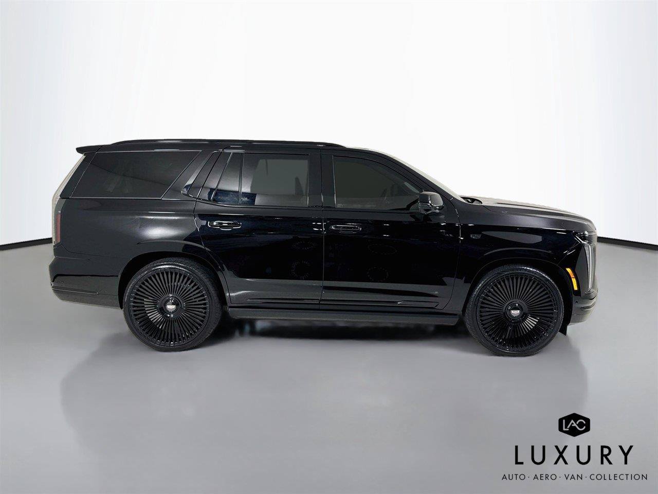 Used 2025 Cadillac Escalade Premium Luxury Platinum AWD/4WD image 4