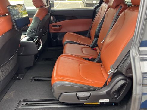 Used 2022 Kia Carnival SX image 16