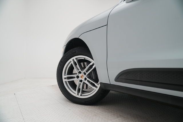 Certified 2026 Porsche Macan AWD/4WD image 32