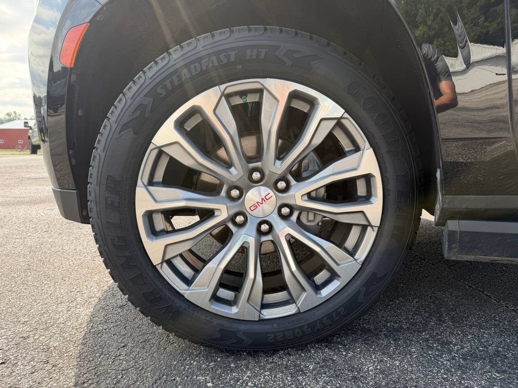 Used 2021 GMC Yukon Denali w/ Denali Premium Package AWD/4WD image 41