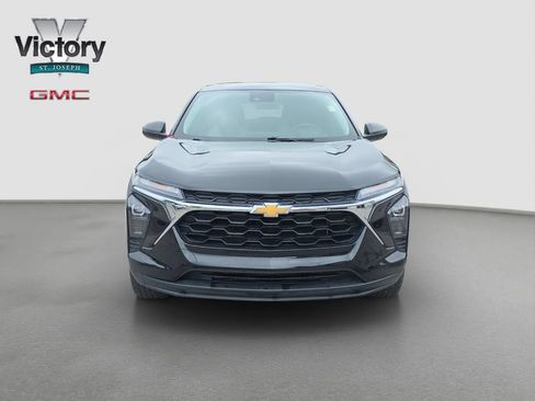 Used 2024 Chevrolet Trax LS FWD image 2
