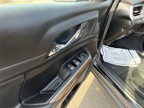 Used 2023 GMC Acadia SLE image 13