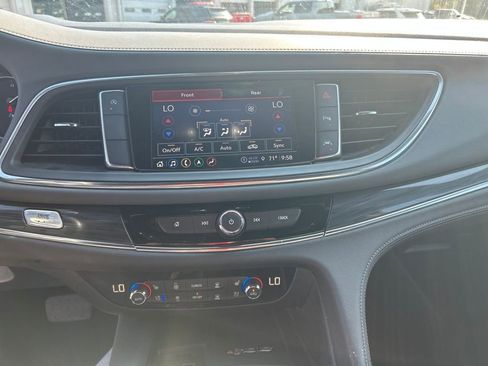 Used 2024 Buick Enclave Premium image 11