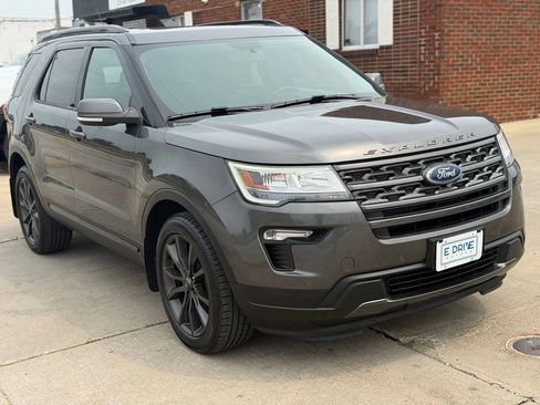 Used 2018 Ford Explorer XLT w/ Equipment Group 202A AWD/4WD image 4