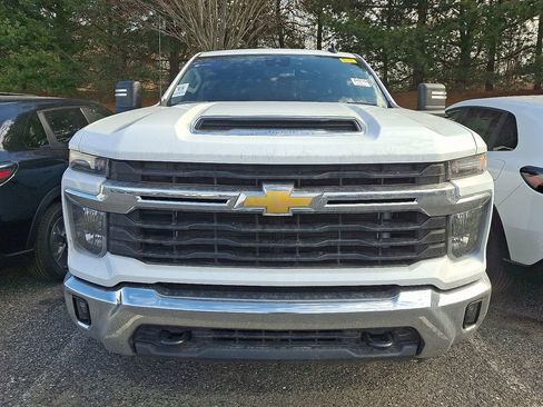 Used 2025 Chevrolet Silverado 2500 LT image 2