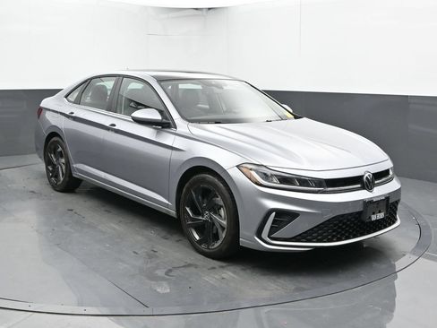 Used 2025 Volkswagen Jetta SE FWD image 6