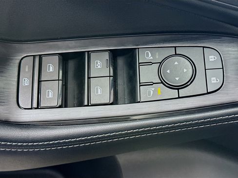 Used 2025 Nissan Rogue SV image 15