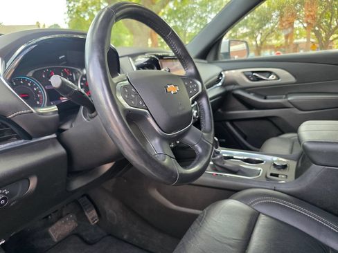 Used 2022 Chevrolet Traverse LT w/ LT Premium Package FWD image 14