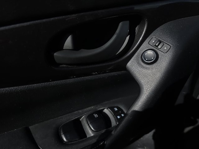 Used 2020 Nissan Rogue S FWD image 28