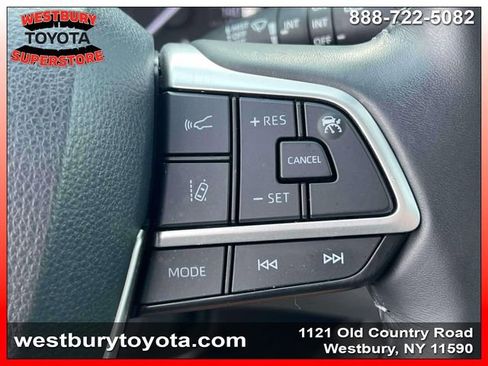 Used 2022 Toyota Highlander XLE AWD/4WD image 28