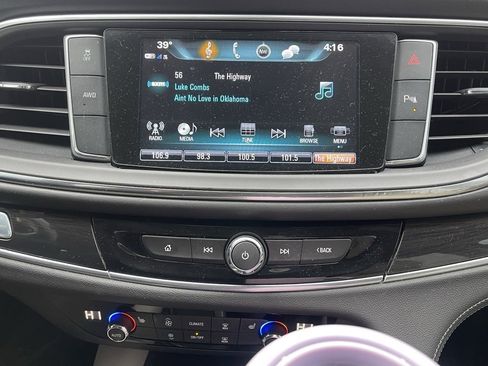 Used 2019 Buick Enclave Essence image 12