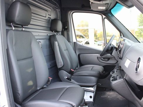 Used 2025 Mercedes-Benz Sprinter 2500 image 21