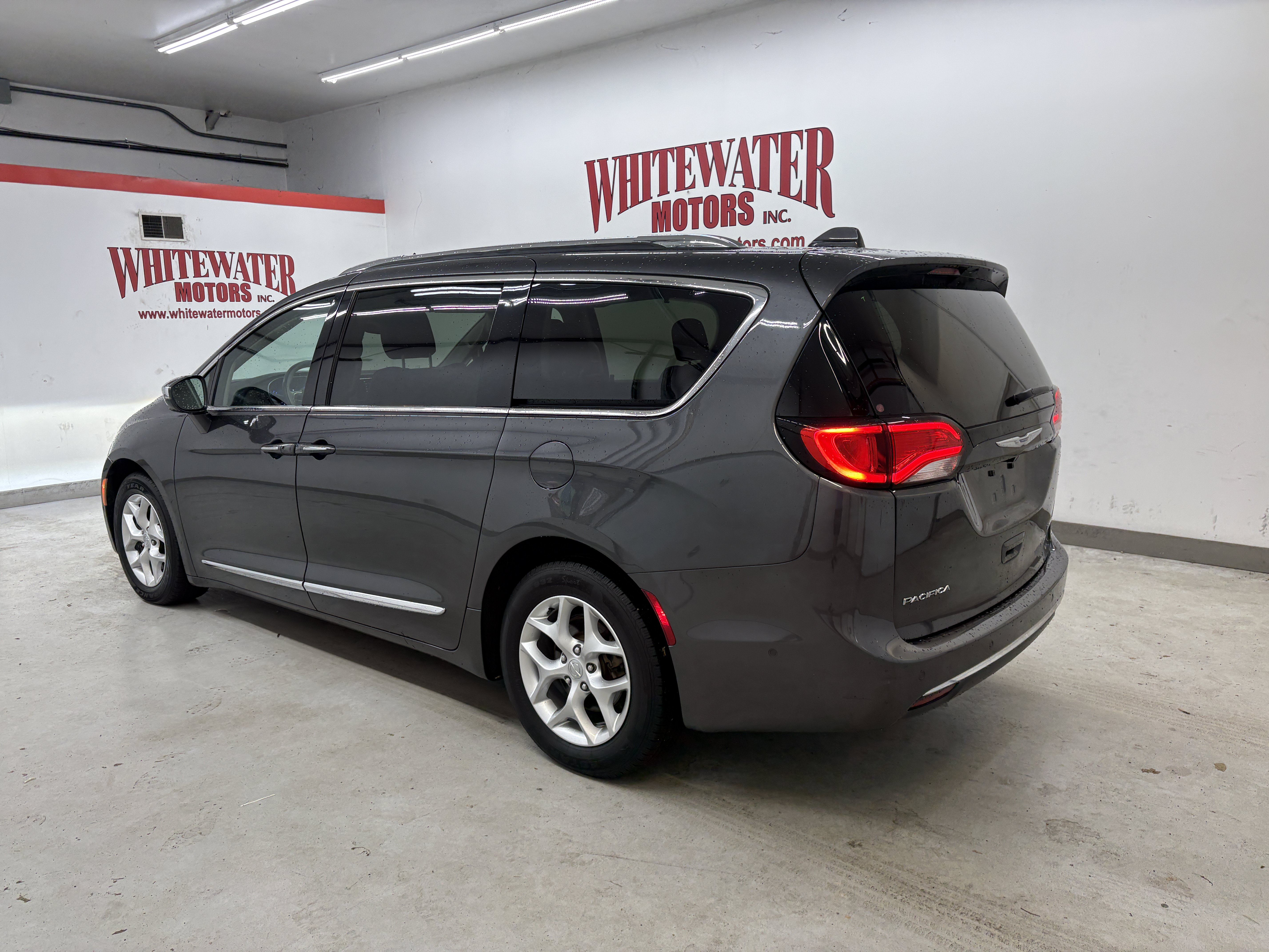 Used 2020 Chrysler Pacifica Limited w/ Advanced Safetytec Group FWD image 2