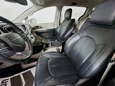 Used 2019 Chrysler Pacifica Touring-L image 21