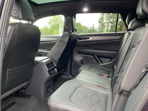 Certified 2024 Volkswagen Atlas Cross Sport SE w/ Panoramic Sunroof Package AWD/4WD image 18