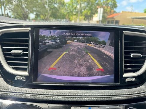 Used 2023 Chrysler Pacifica Touring-L AWD/4WD image 23