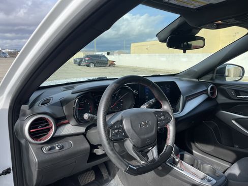 Used 2024 Chevrolet Trax RS w/ Sunroof Package image 17