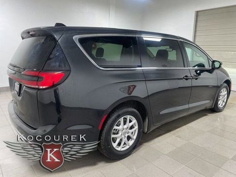 Used 2023 Chrysler Pacifica Touring-L image 6