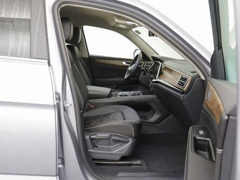 Used 2025 Volkswagen Atlas SE image 19