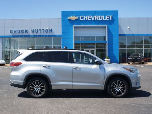 Used 2018 Toyota Highlander SE FWD image 1